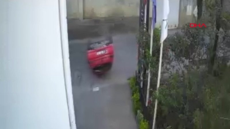 Kartal'da takla atıp, kayan otomobilden böyle çıktı