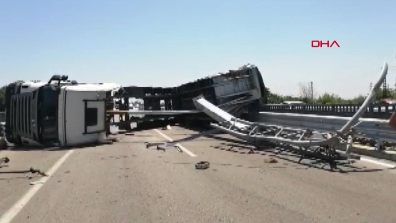 Adana'da damperi açık TIR, direği devirdi