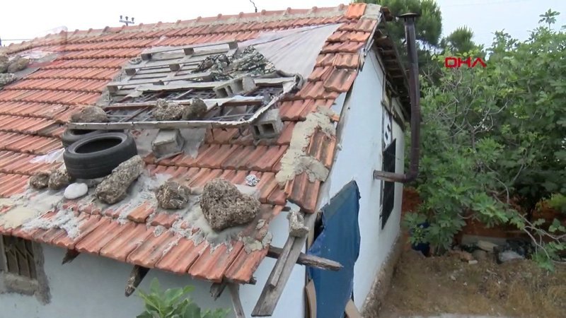 Antalya'da gecekondunun tavanı çöktü