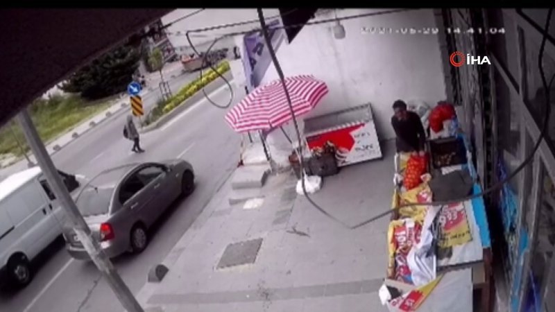 Arnavutköy’de genç kıza minibüs çarptı