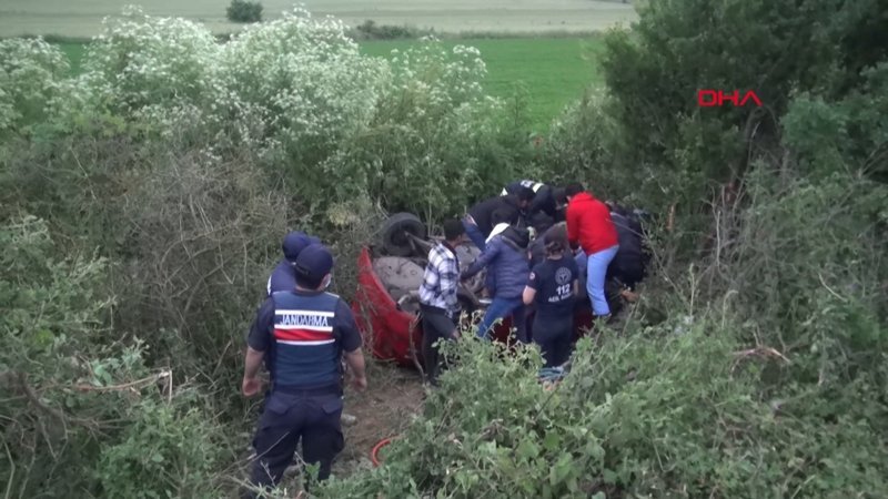 Sürücü, vatandaşların da yardımıyla ters dönen araç kaldırılarak kurtarıldı