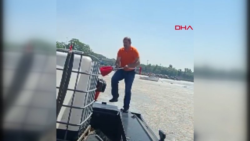 Kocaeli'de deniz salyasını kürekle temizlemeye çalıştılar