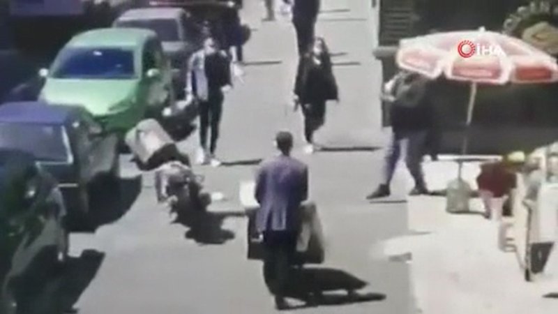 Şişli’de yol kenarına araçtan hırsızlık