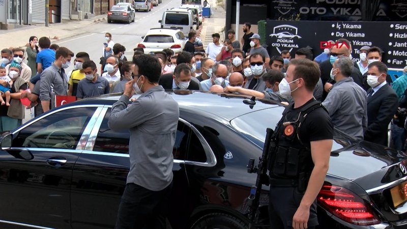 Cumhurbaşkanı Erdoğan'dan Burhaniye Mahallesi sakinlerine teşekkür ziyareti