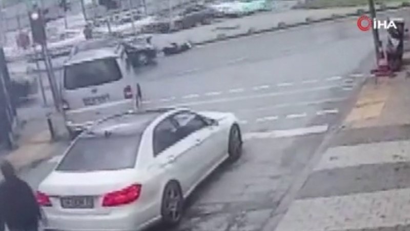 Maltepe'de yeşil ışıkta karşıya geçen gence araba çarptı