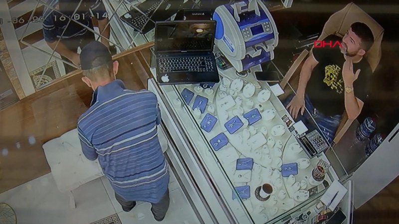 Küçükçekmece'de kuyumcu 800 bin lira dolandırıldı
