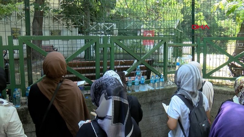 YKS öncesi Zuhurababa Türbesi'ne gelip dua ettiler