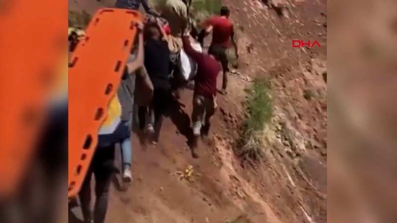 Bingöl’de hastalanan adam ambulans helikopterine eşek sırtında taşındı