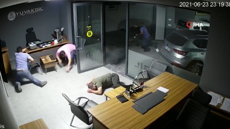 Sultangazi'de oto galeriye silahlı saldırı