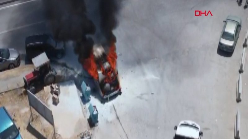 Denizli'de park halindeki minibüs, alev alev yandı