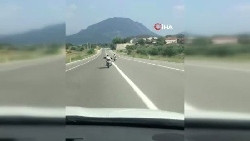 Bilecik'te motosikleti üzerine yatarak sürdü