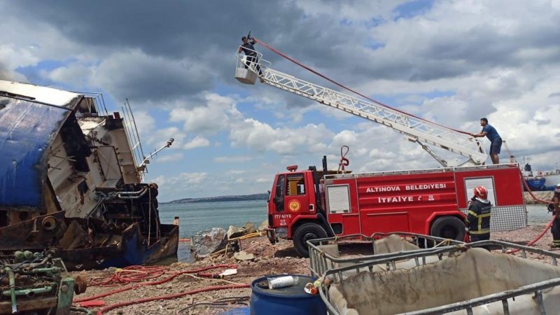 Yalova'da hurda gemi alev aldı