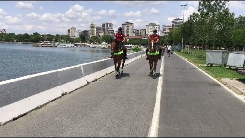 Atlı polislerden Caddebostan Sahili'nde koronavirüs denetimi