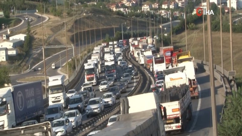 3 tırın karıştığı kaza, Kocaeli TEM Otoyolu’nu kilitledi