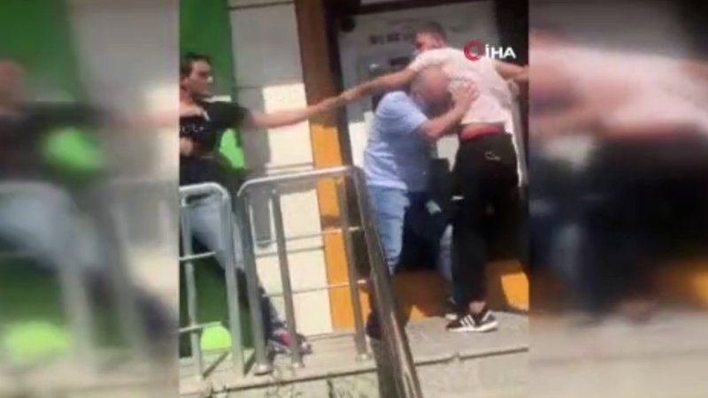 Esenyurt’ta tekmeli yumruklu ATM sıra kavgası