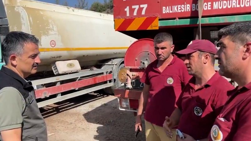 Marmaris'e giden Bekir Pakdemirli'den Sındırgı yangın ekibine teşekkür