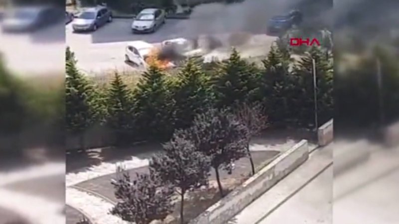Kocaeli'de park halindeki otomobil alev alev yandı