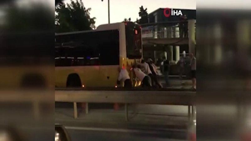 İstanbul'da vatandaşlardan otobüs arızasına tepki