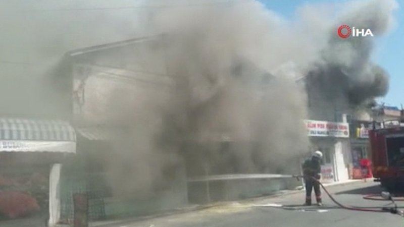 Mersin'de iki iş yeri alev alev yandı