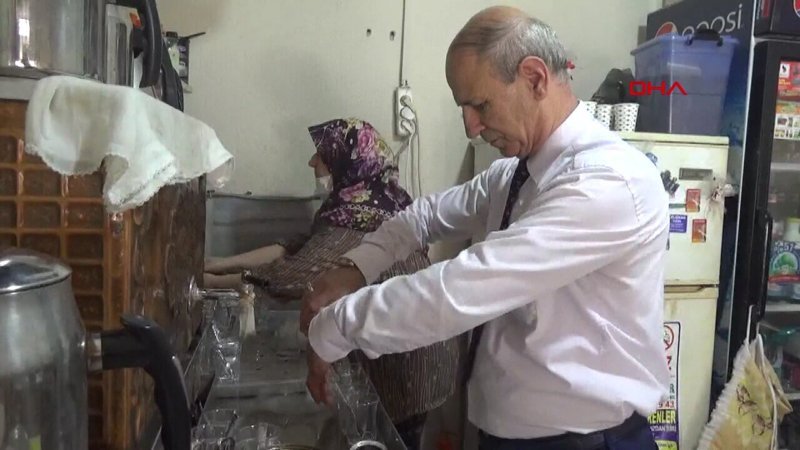 Balıkesir'de 40 yıldır takım elbise giyip müşterilerine servis yapıyor