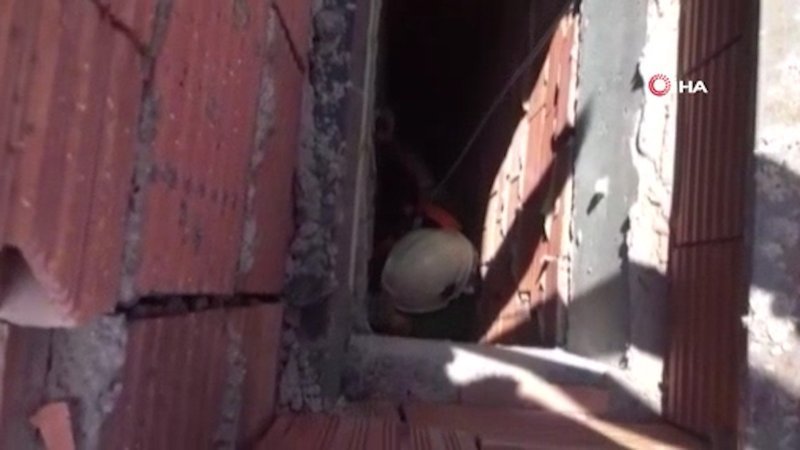 Isparta’da apartman boşluğuna düşen kedi halat sistemiyle kurtarıldı