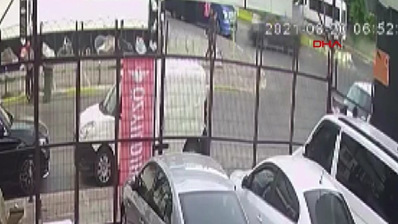 Esenyurt'ta ehliyetsiz sürücü kaldırımda yürüyen kadına çarptı