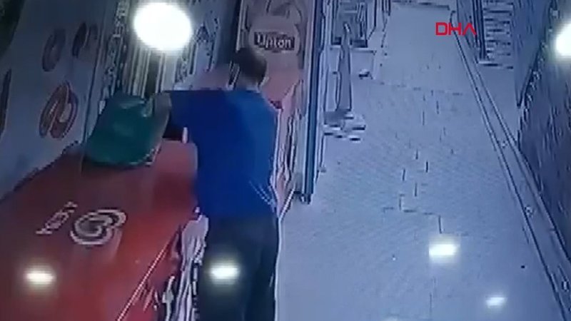 Küçükçekmece'de market sahibinin parasını alıp kaçan hırsız