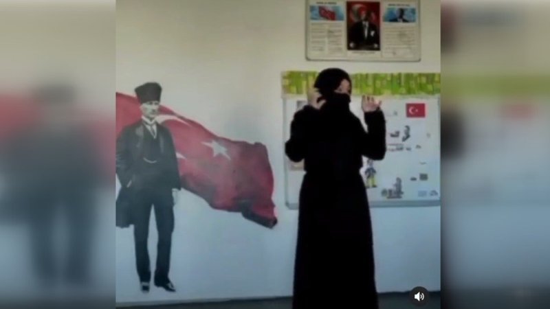 Cumhuriyet gelince çarşaftan kurtulduğunu anlatmaya çalışan öğretmen