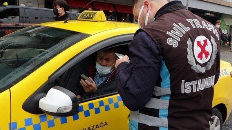 Taksim'de ceza yiyen taksici gazetecilere kızdı: Sana ne terbiyesiz