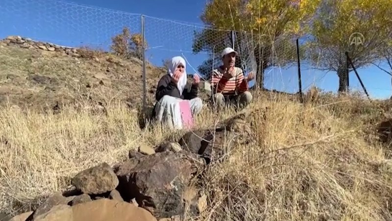 Lütfü Türkkan'ın küfrettiği şehit ağabeyinin annesi oğlunun mezarını ziyaret etti