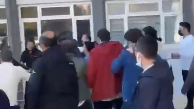 Öğretim üyesinin 10 Kasım paylaşımı sonrası odasını bastılar