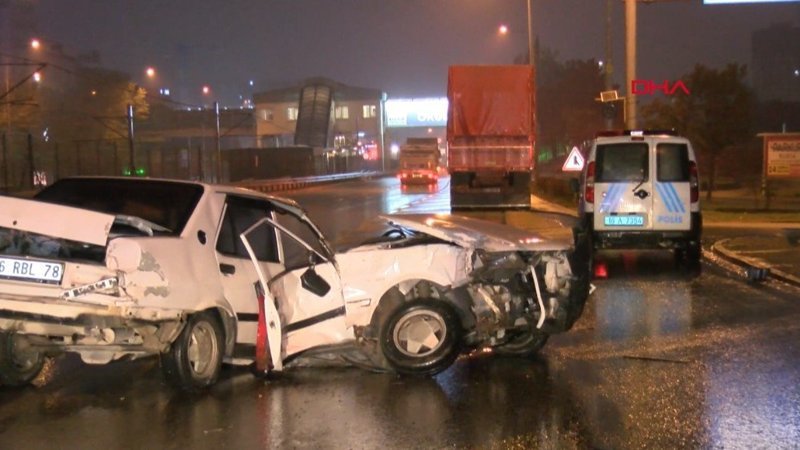 Bursa'da tırın çarptığı otomobil parçalara ayrıldı