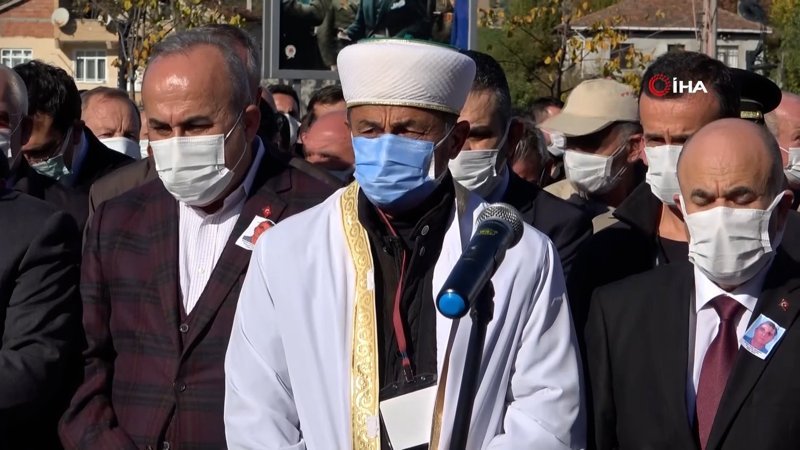 Şehit polisin cenaze namazını babası kıldırdı, sonra tabutuna sarılıp ağladı