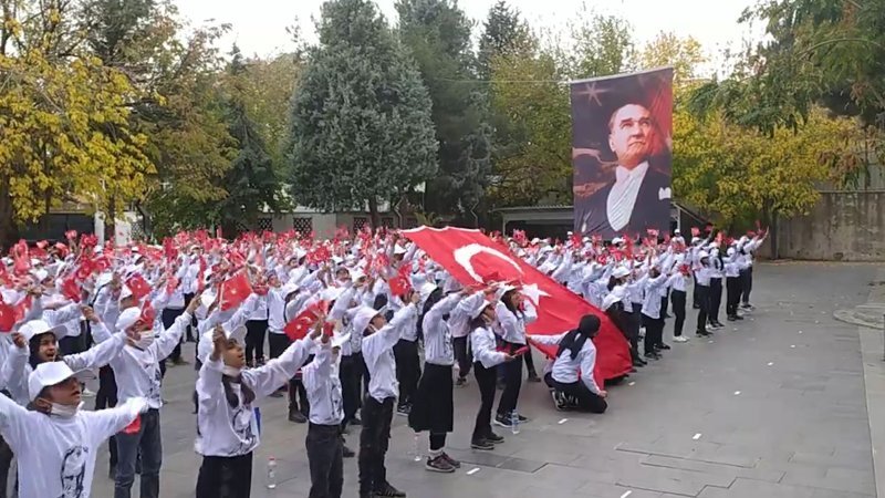 Diyarbakır'da 300 öğrenciden ‘Atatürk’ün çocuklarıyız' şarkısı