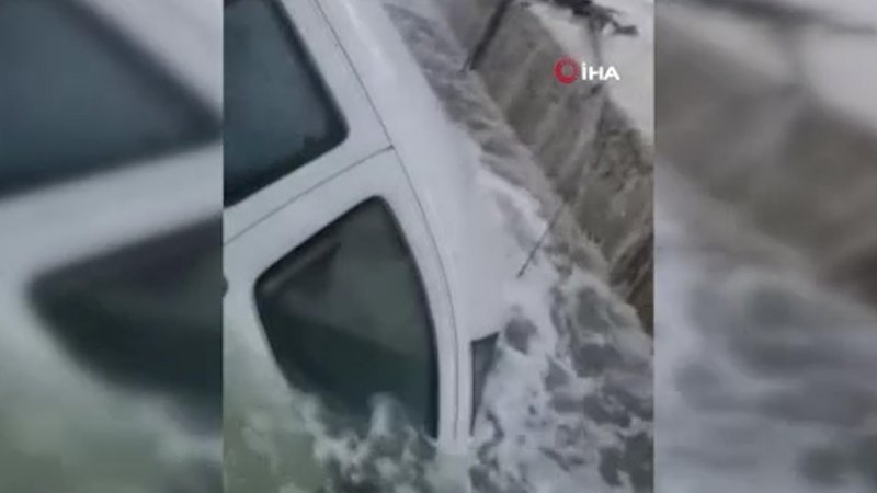 Büyükçekmece’de dev dalgalar aracı yuttu