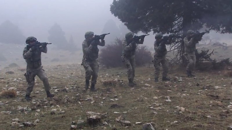 Komandoların zorlu eğitiminden görüntüler