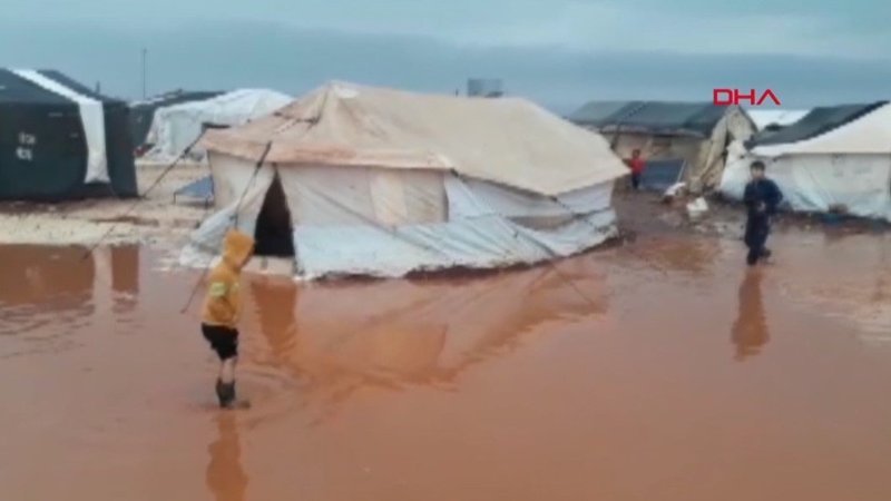 İdlib'deki sığınmacı kamplarını su bastı