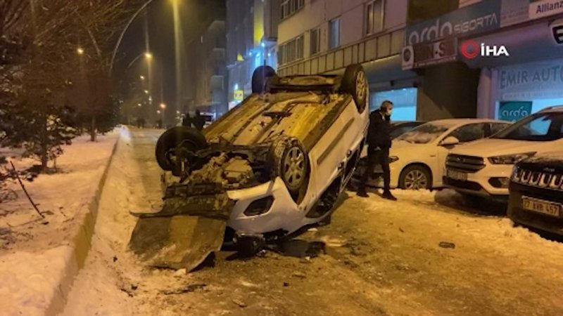 Ağrı’da buzlanan yolda araç takla attı: 2 yaralı