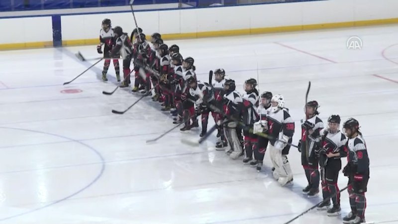 Gümüş Patenler Kadın Buz Hokeyi Takımı oyuncuları, tabuları yıkmak istiyor
