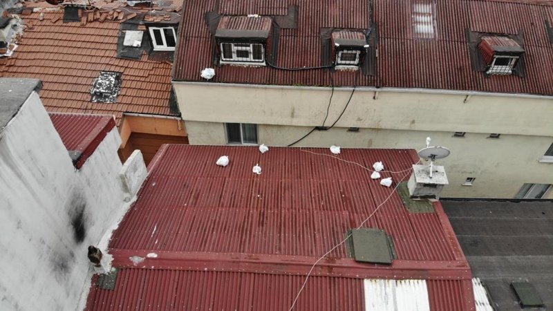 Esenyurt’ta çöplerini çevredeki binaların çatılarına atan rezidans sakinleri