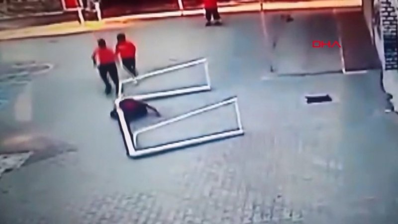 Adana'da 15 yaşındaki çocuğun kale direğinin altında kaldığı anlar