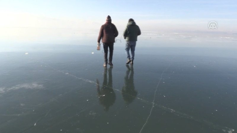 Çıldır Gölü'nde buz kalınlığı 15 santimetreye ulaştı