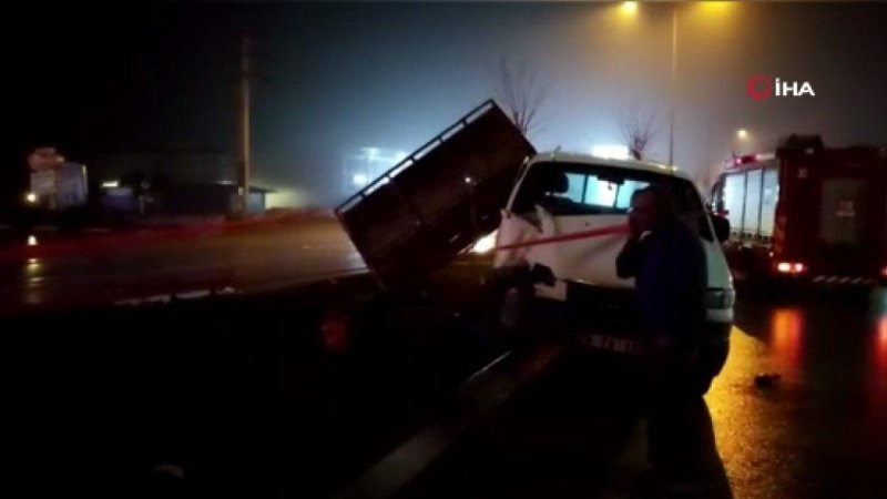 Bursa’da aydınlatma direğine çarpan kamyonet