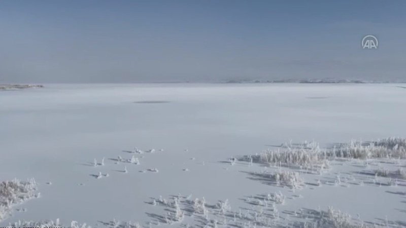 Sivas'ta Tödürge Gölü buz tuttu