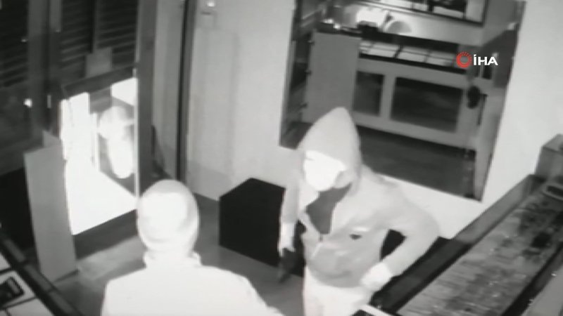 Küçükçekmece'de kuyumcunun soygun oyununu polis bozdu