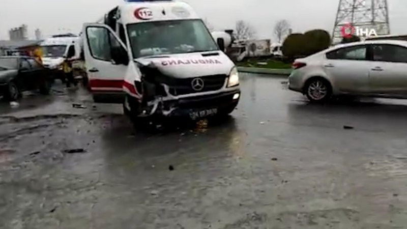 Başakşehir'de ambulans ile otomobil çarpıştı