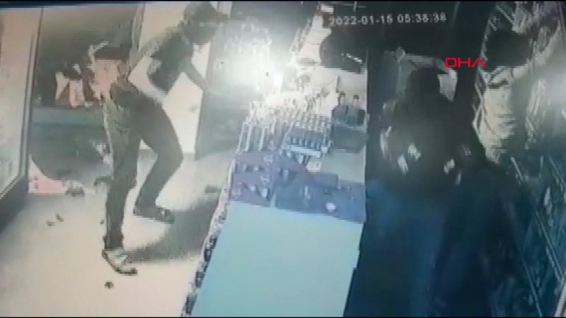 Arnavutköy'de tekel bayiini soyan hırsızlar kamerada