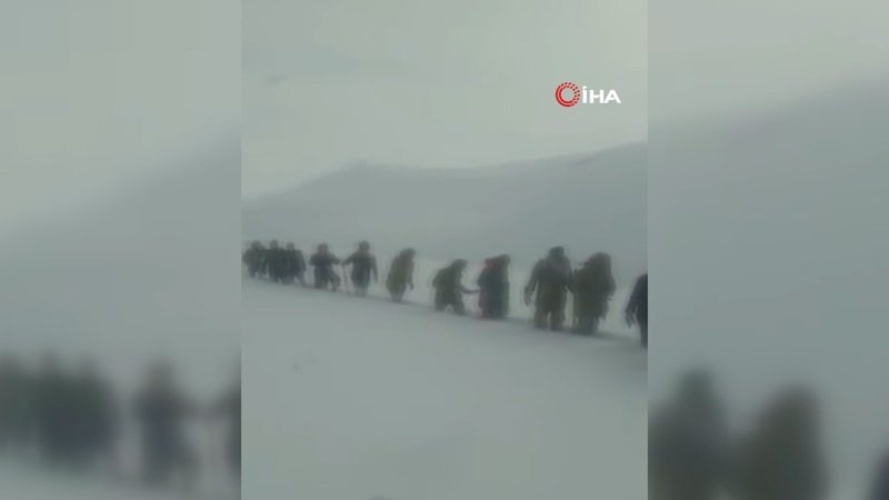 Hakkari’de, köylüler şehidin cenazesi için seferber oldu