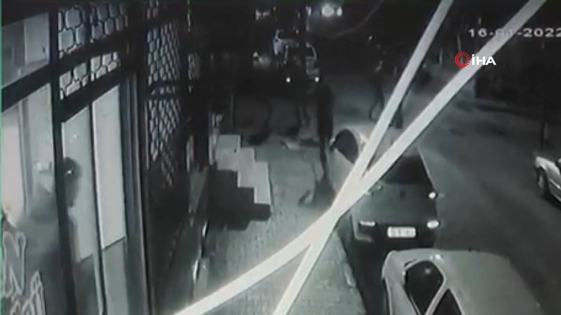 Küçükçekmece'de kahvehaneye silahlı saldırı: 2 yaralı 