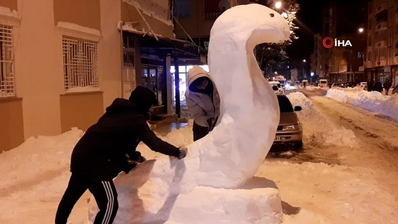 Adıyaman’da kardan kral kobra yaptılar
